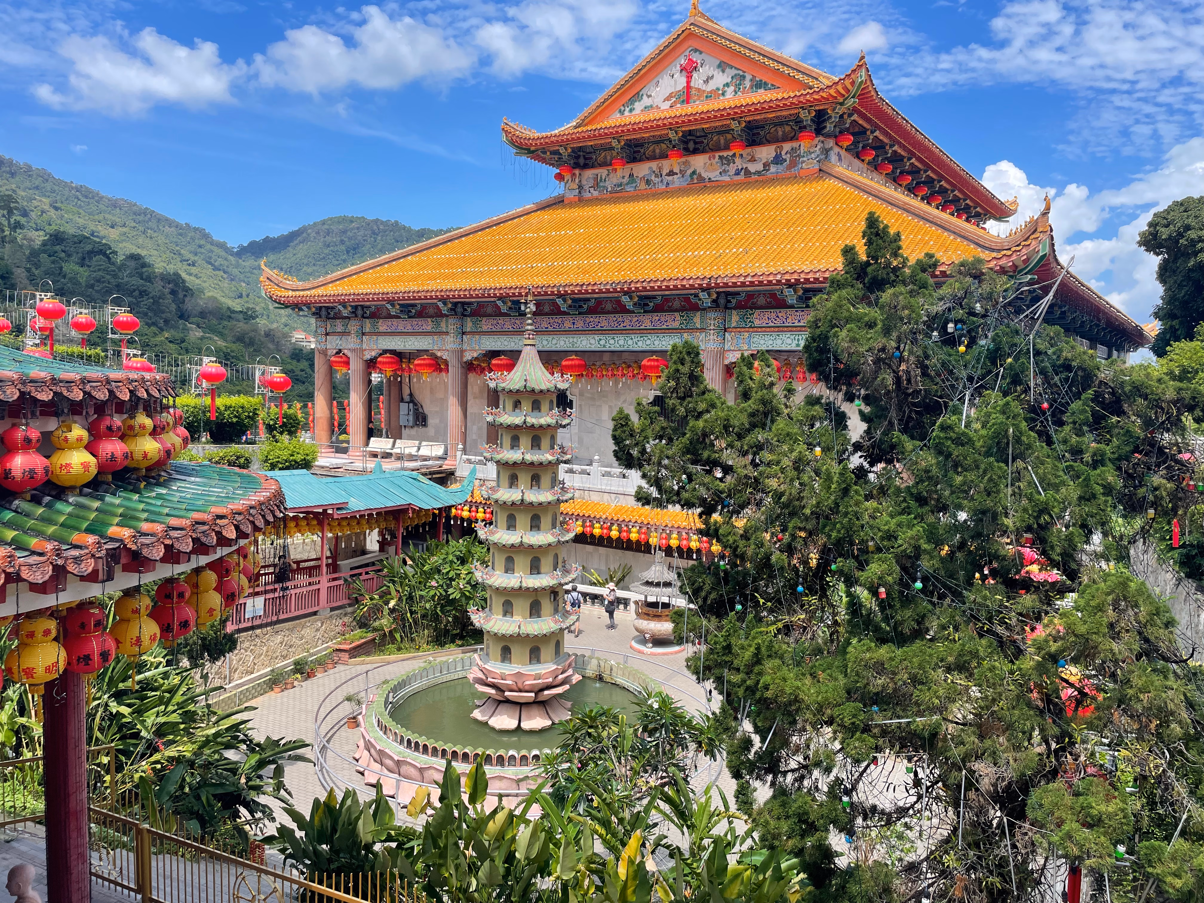 The inner yard of the Kek Lok Si Temple.