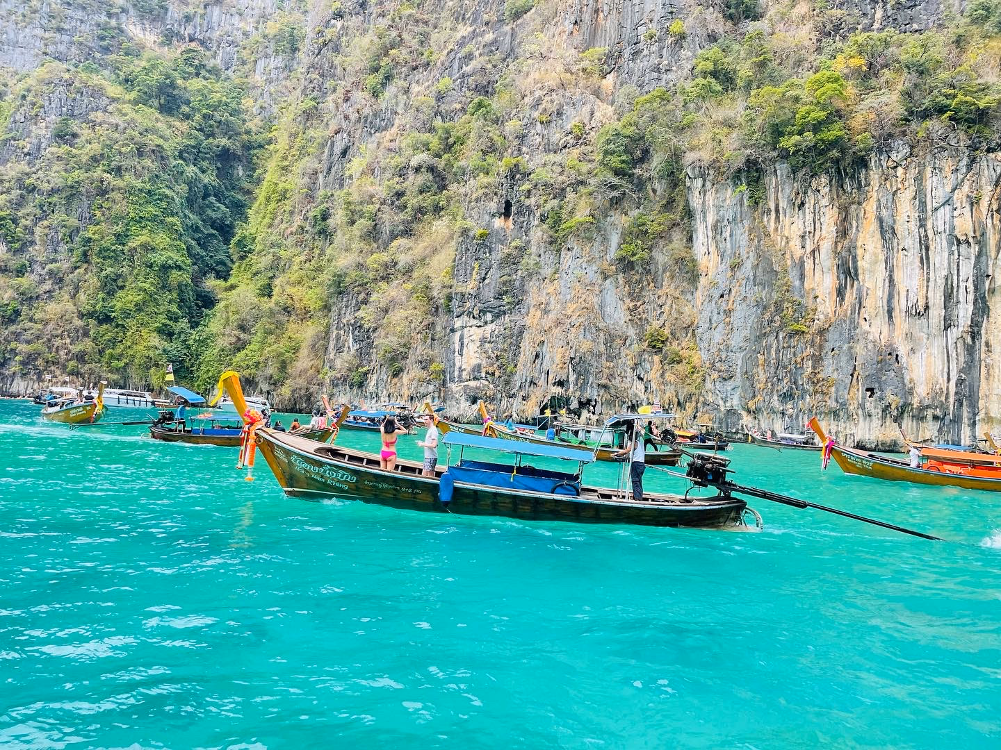 Crystal clear waters in a limestone bay at the Pileh Lagoon.